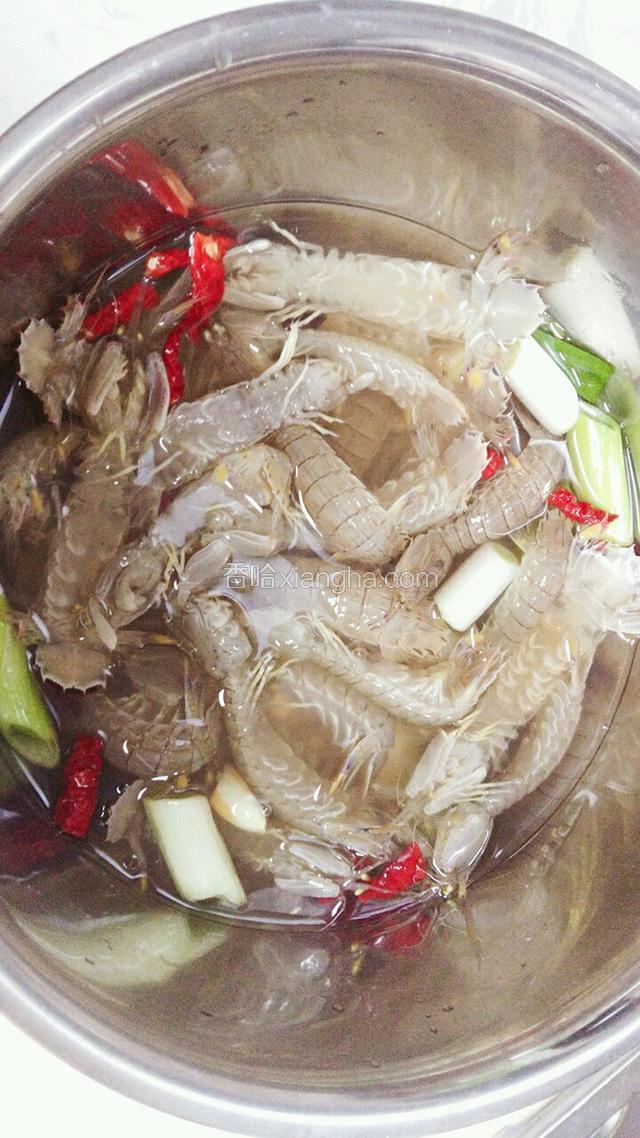 把控干的虾爬子放入盆中卤5～12小时即可，（水一定要莫过虾爬子，不然虾爬子会坏掉）可用保鲜膜覆上，天热可以放冰箱冷藏，也可以放入一些芹菜，小尖椒等（我没有放）