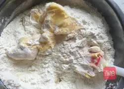 Illustration of how to make puff pastry, fresh meat and pickled mustard mooncakes 2