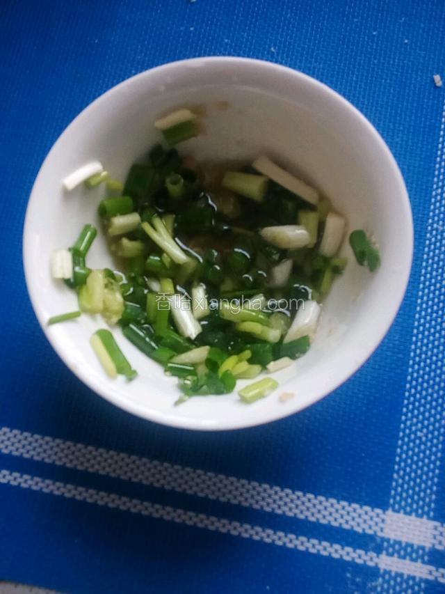 将葱剪碎，与其他调料混合