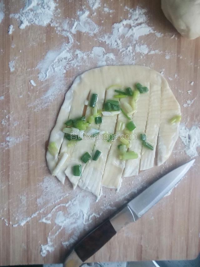 在饼上涂抹一层