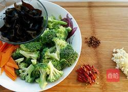 炝西兰花的做法图解1