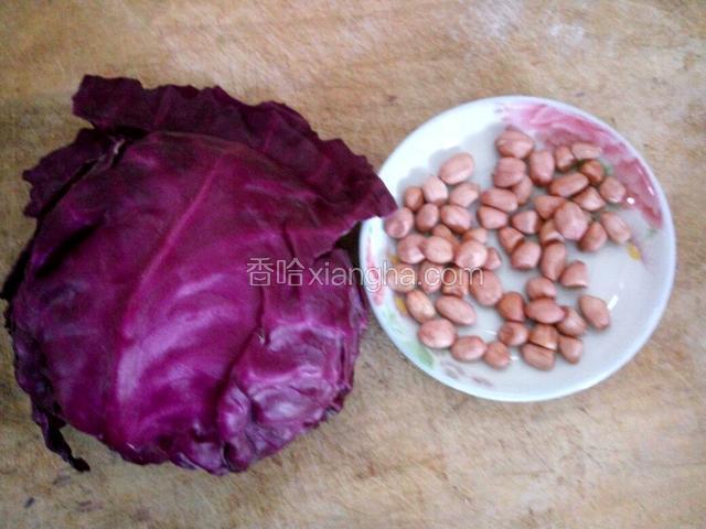 准备两片紫甘蓝和一把花生米