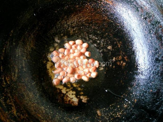 热锅凉油，下花生米