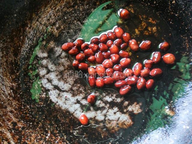 小火炸至变色捞出控油