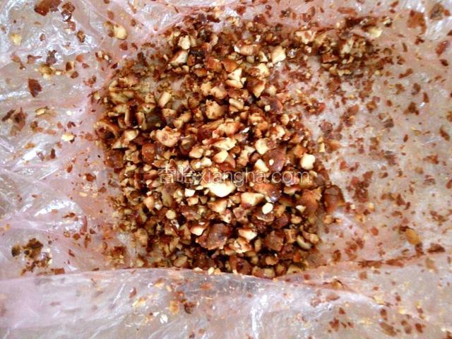 花生米装在袋子里弄碎