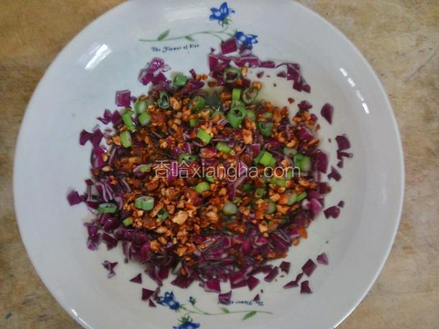 把葱花 花生米碎都放碗里加盐 鸡粉 五香粉拌匀