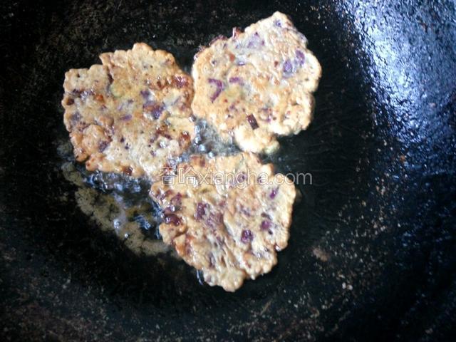 煎至金黄番面，两面都煎好出锅