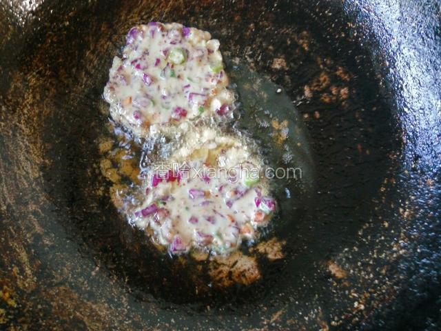 锅中倒适量油，五成热用勺子舀一勺步骤9的稀糊放到锅中，弄成小圆饼