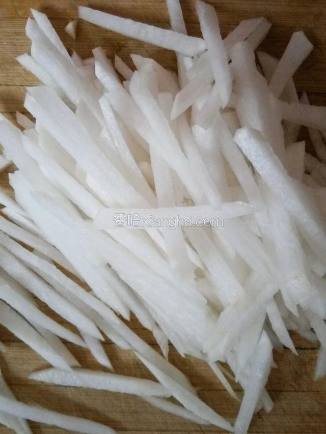 白萝卜洗净切成粗细均匀的丝
