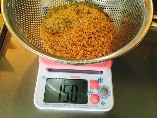 我家一计量杯的糙米是150克