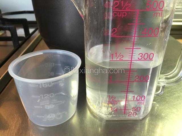 我的电饭煲有煮糙米的模式，我就按说明书里的比例来加水，洗好的150克的糙米用250ml的水浸泡