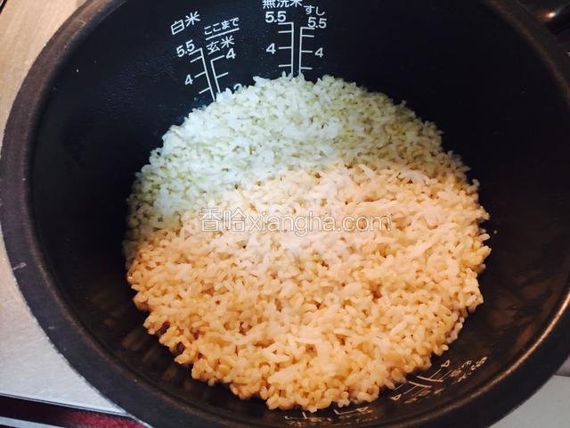 如果电饭煲有糙米模式，请按这个模式键即可。如果只有普通的模式就按普通的模式，煮好后不要立即打开，多焖10分钟。