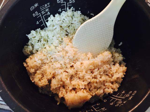 煮好的饭用饭勺先从下往上把米饭搞松开，不要用饭勺压，让米粒饱含空气，这样米粒入口时的口感松软香甜