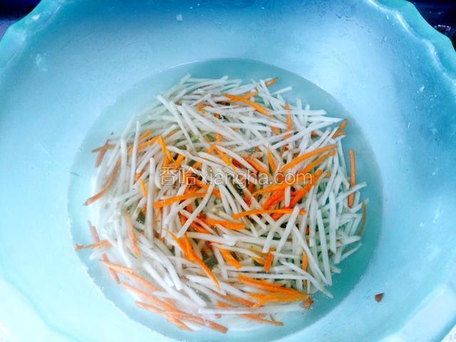 把胡萝卜土豆插成丝，用清水浸泡洗干净控干备用