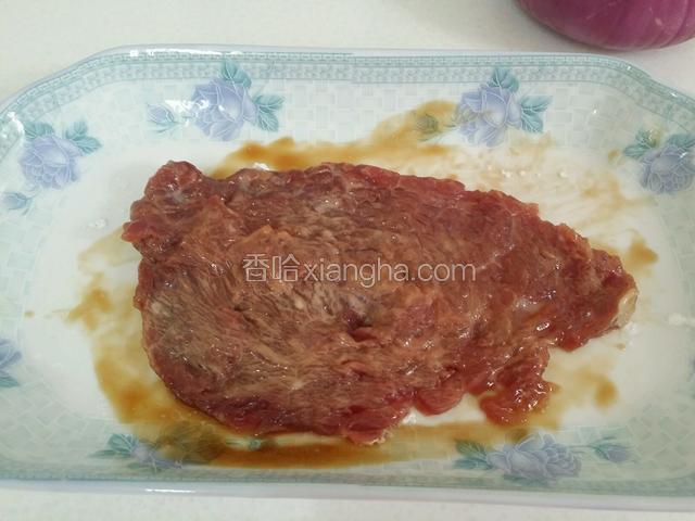 牛排用蚝油腌制，两面沾上淀粉在用木槌敲打开来，在下油锅煎至八分熟