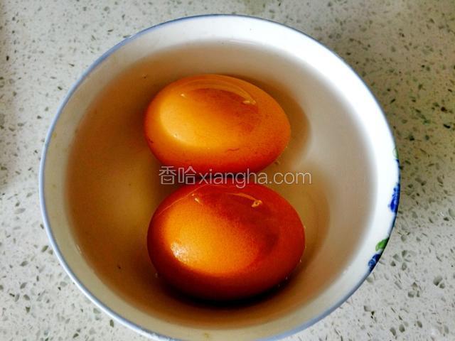 捞出来放在冰水里，去皮
