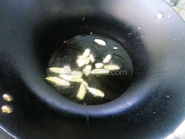 热锅倒入少许油放入葱蒜爆香