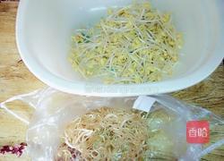 黄豆芽炒咸鱼的做法图解1