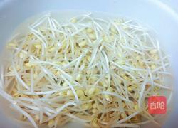 黄豆芽炒咸鱼的做法图解2