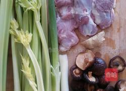 香菇芹菜猪肉馄饨的做法图解1