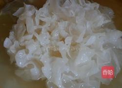 银耳桂圆枸杞粥的做法图解1