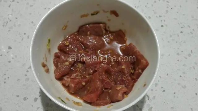 牛肉里加入适量生抽、料酒、胡椒粉、玉米淀粉拌匀腌20分钟