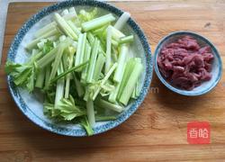 猪肉炒芹菜的做法图解1