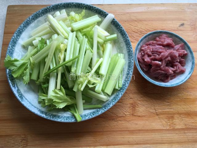 芹菜洗净切段，猪瘦肉洗净切丝