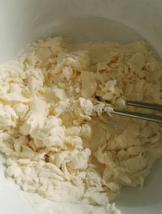 缓慢加入水搅拌成絮状