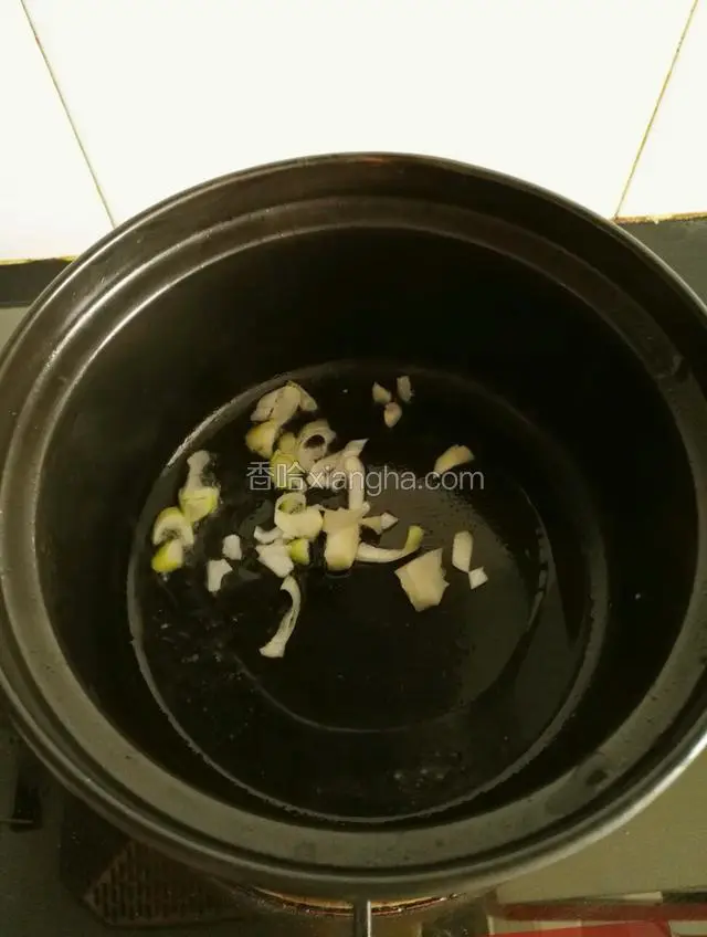 锅小火烧热放入油，放入葱花煸香