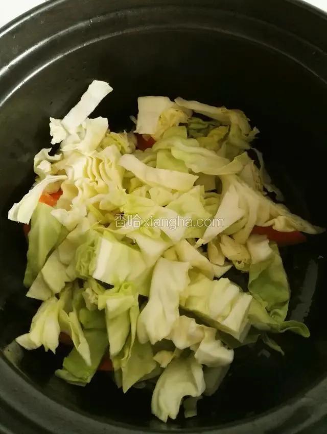 倒入胡萝卜，卷心菜翻炒