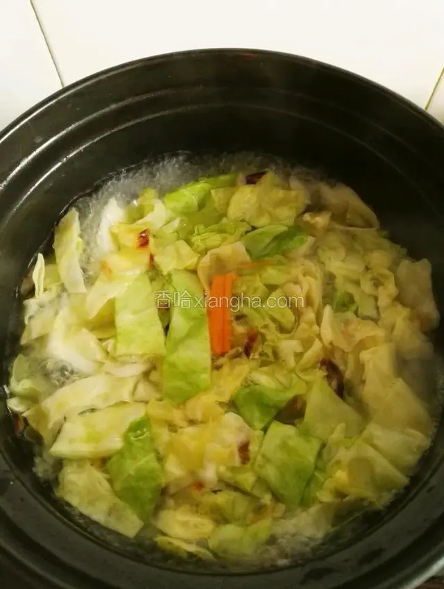 倒入适量水，加入盐，鸡精煮开