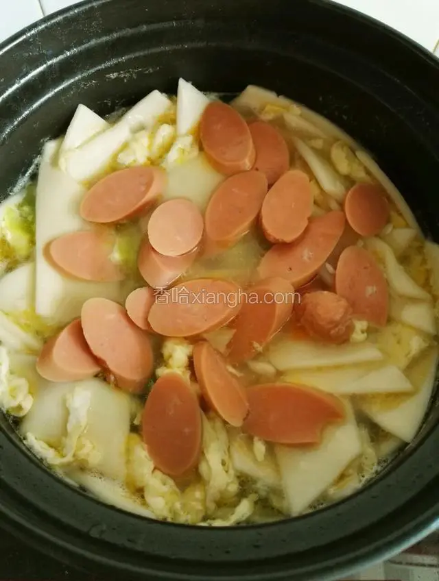 鸡蛋成型后关火，淋入香油撒上火腿片即可
