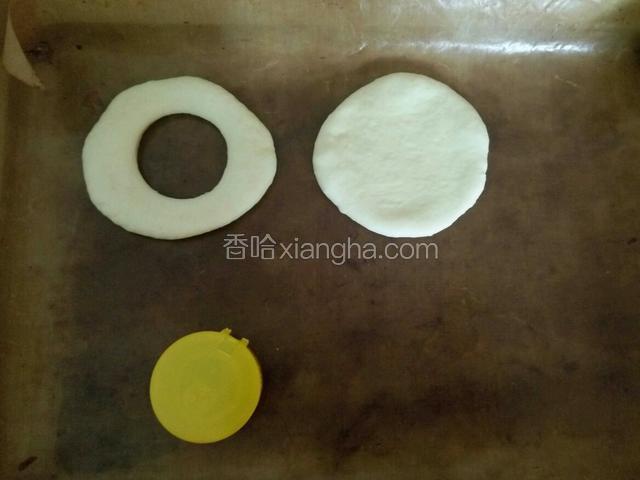 然后用专业模具更好 我用的瓶盖 在中间按个洞 当然得适合自己面团的大小