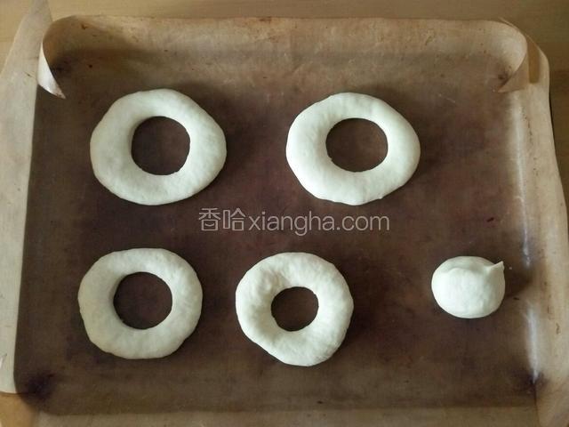 剩下的边角料做了个不知所谓的东西(T＿T) 放入烤箱发酵 