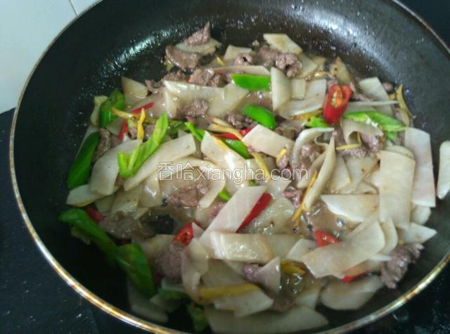加少许盐、味精，烹入料酒，炒匀关火。