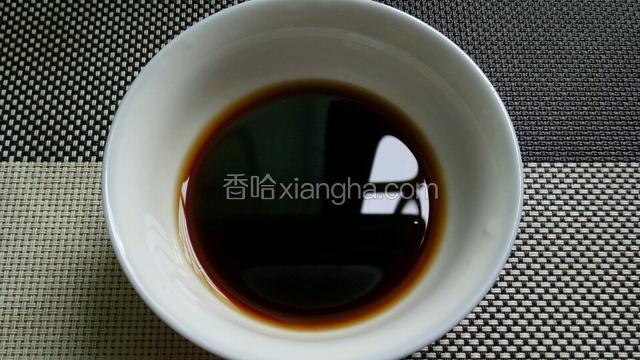 取一小碗，调入白糖、米酒、酱油，调匀。