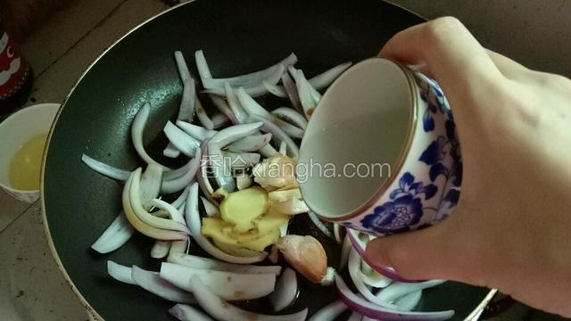加入水，小火翻炒两分钟。