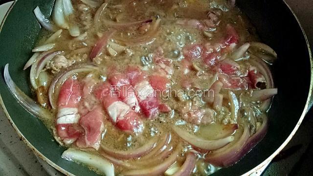 放入肥牛，用锅铲铺平牛肉片，继续小火约5分钟即可。