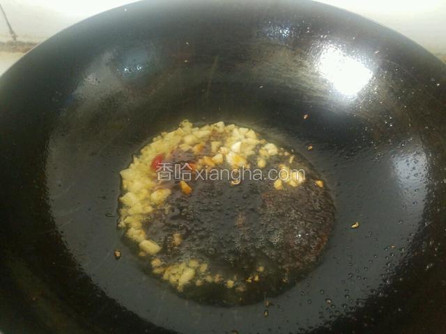 锅中留底油，将姜蒜放入锅中炝锅，炒出香味，放入蚝油。