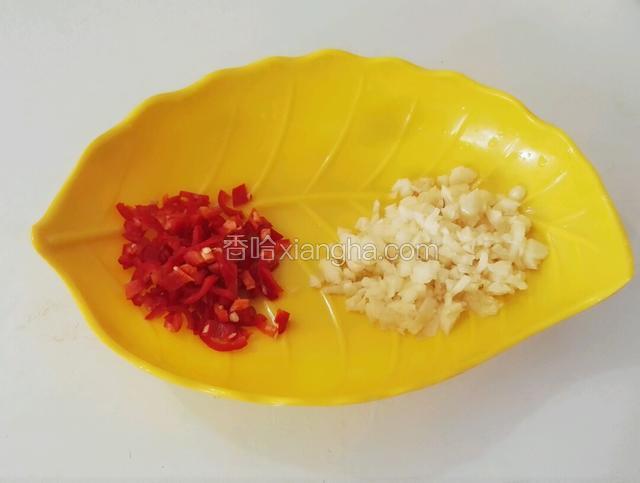 红尖椒和蒜头各切碎备用