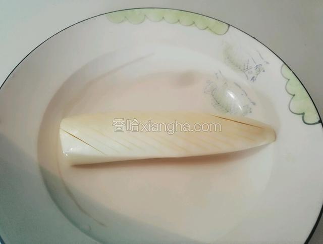 茄子从中间对半切开，取一半斜切不要断