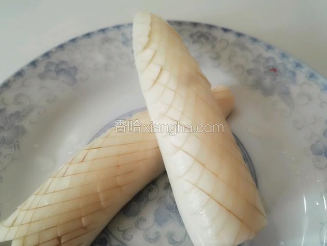 切好的茄子呈鱼鳞状