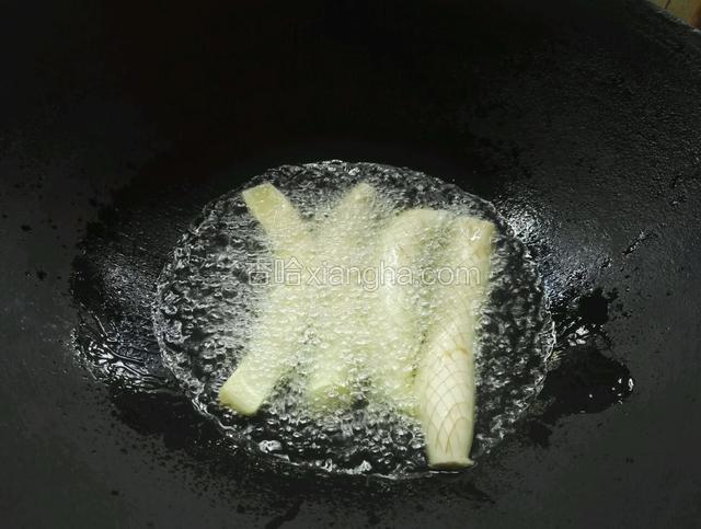 净锅放适量油下入切好的茄子炸至茄子软化