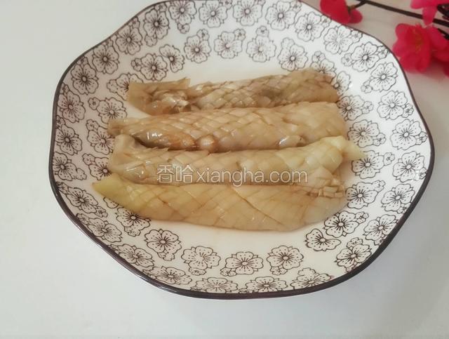 捞起茄子放置盘里备用
