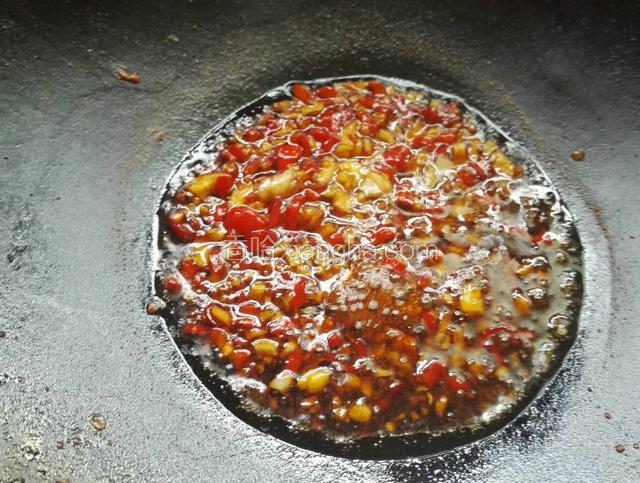 调入适量盐，鸡精和生抽煮开即可关火