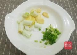 玉米炖猪蹄的做法图解4