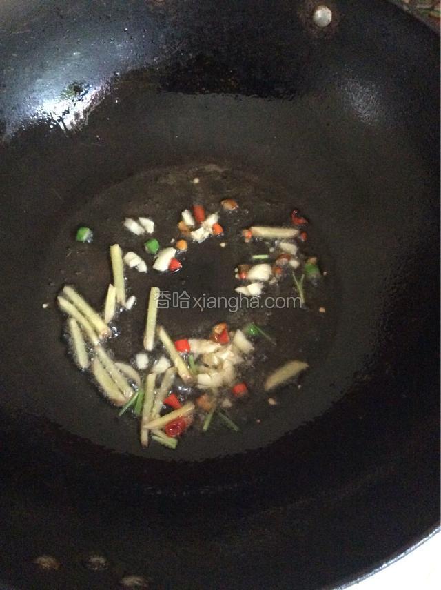锅里放油烧热，把配料放进去爆香（除了菜杆）