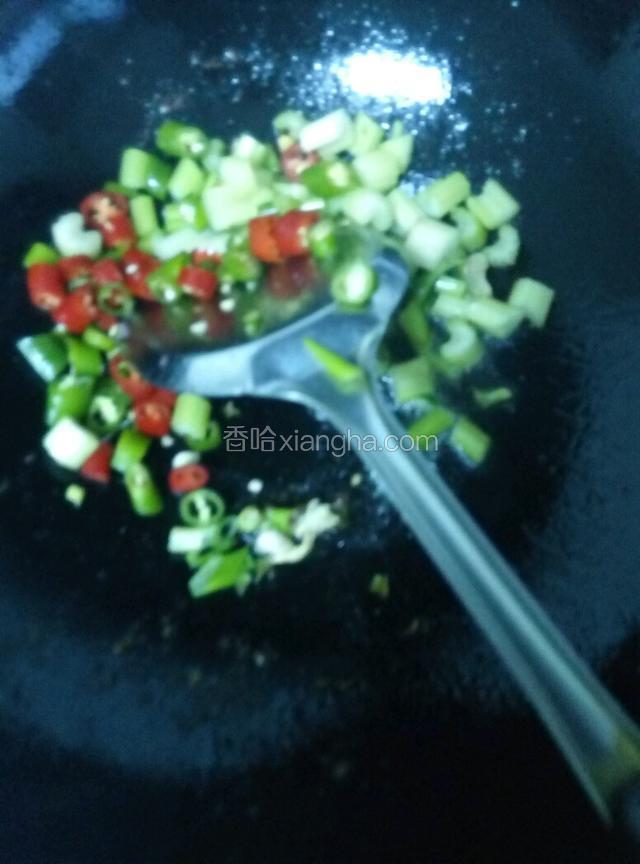 放入青红椒芹菜翻炒2分钟