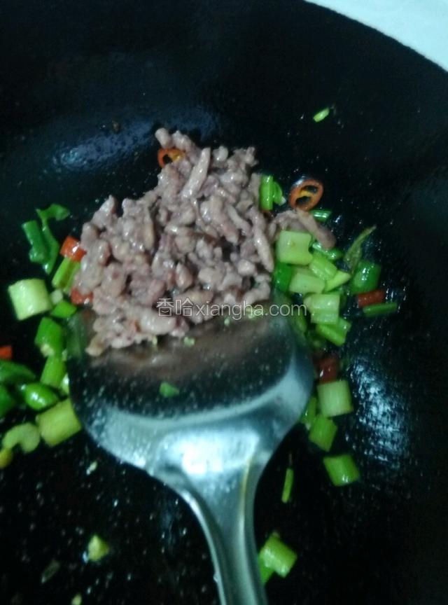 放入牛肉，再放入盐、胡椒粉、生抽、鸡精翻炒入味
